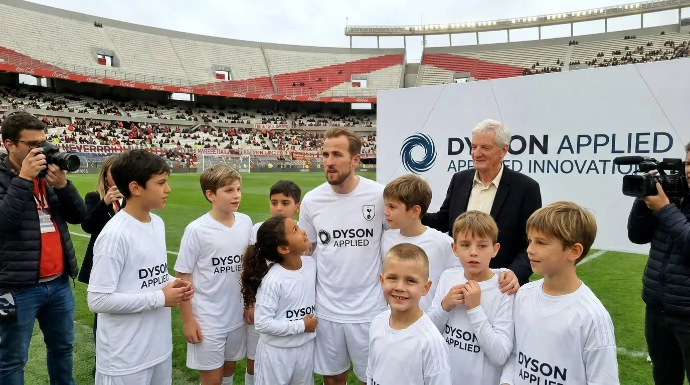 Messi con chicos de escuelas de Rosario con camisetas de Corvestium